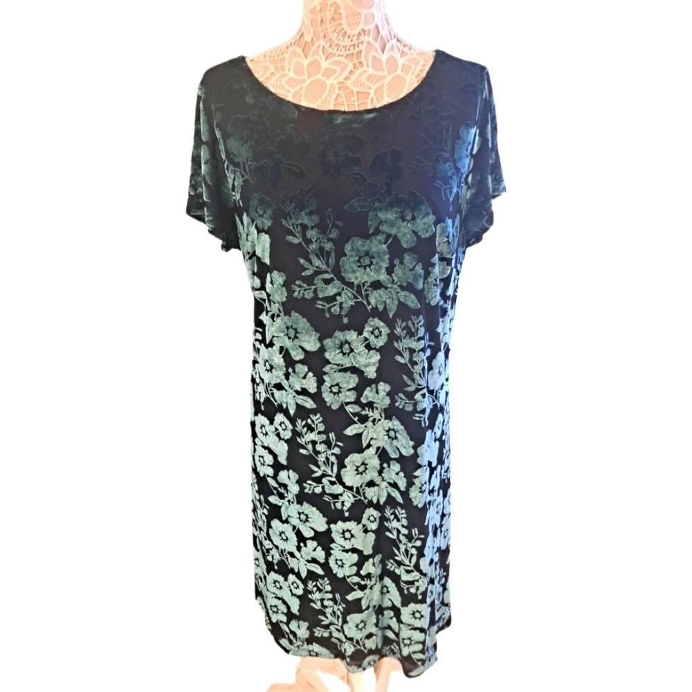 Beauport Beautiful Black Background with Velvet Green Embossed Floral Size 2X